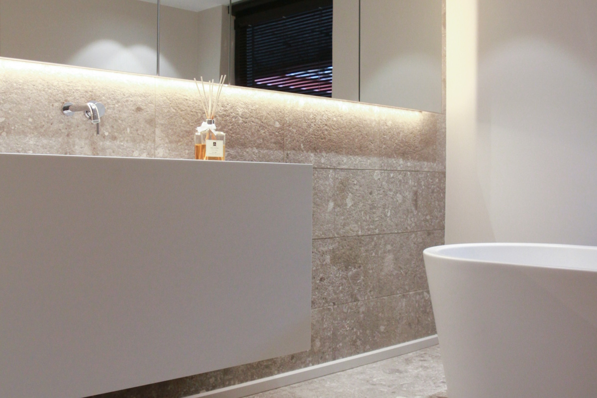 Baño completo de mármol blanco instalado en Cambrils