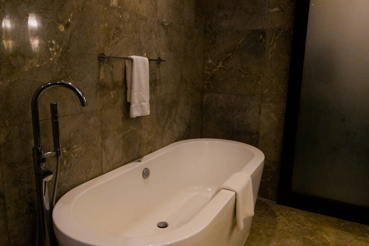Muestras de mármoles para baños en Cambrils: Macael, Carrara, Nero Marquina y Emperador